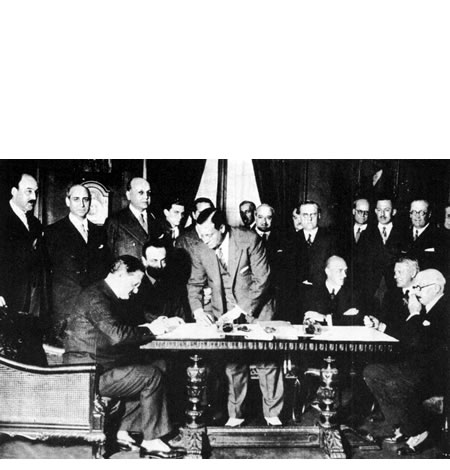 Saavedra Lamas ratifica el tratado Roca-Runciman y firma el mensaje al Congreso.